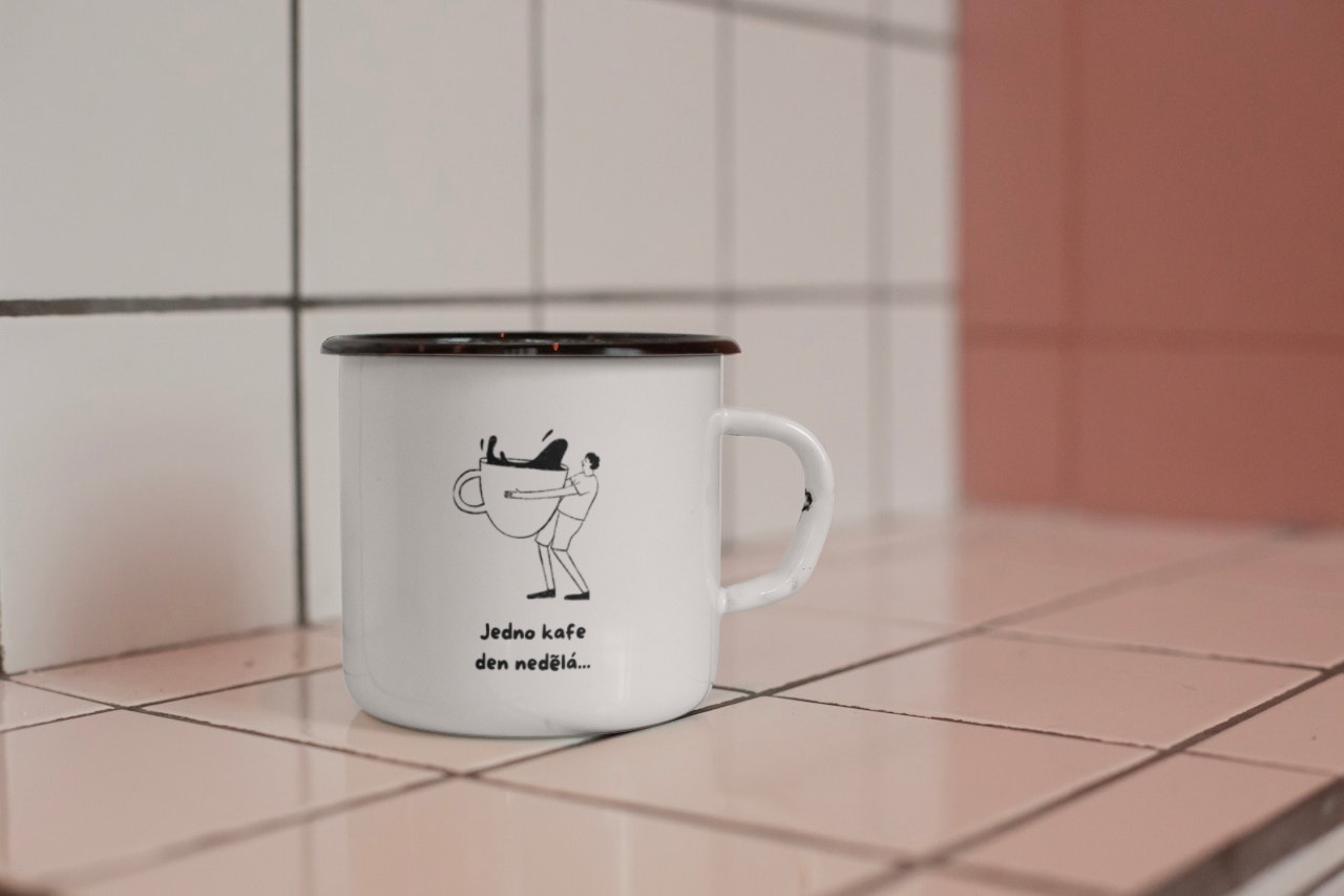 Plecháček - smaltový lem s potiskem Jedno kafe den nedělá...